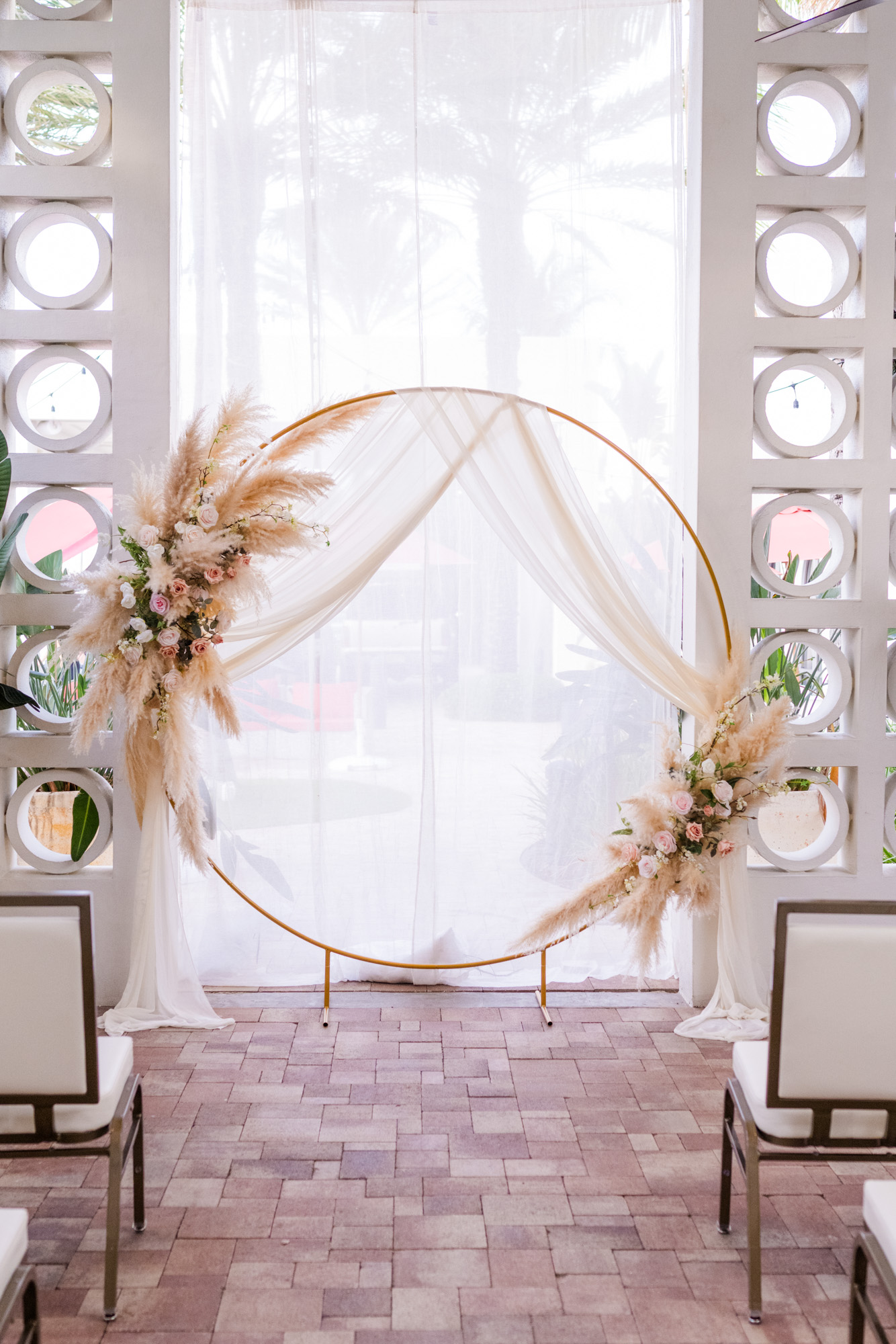 Circular Gold arch at Costa d'Este