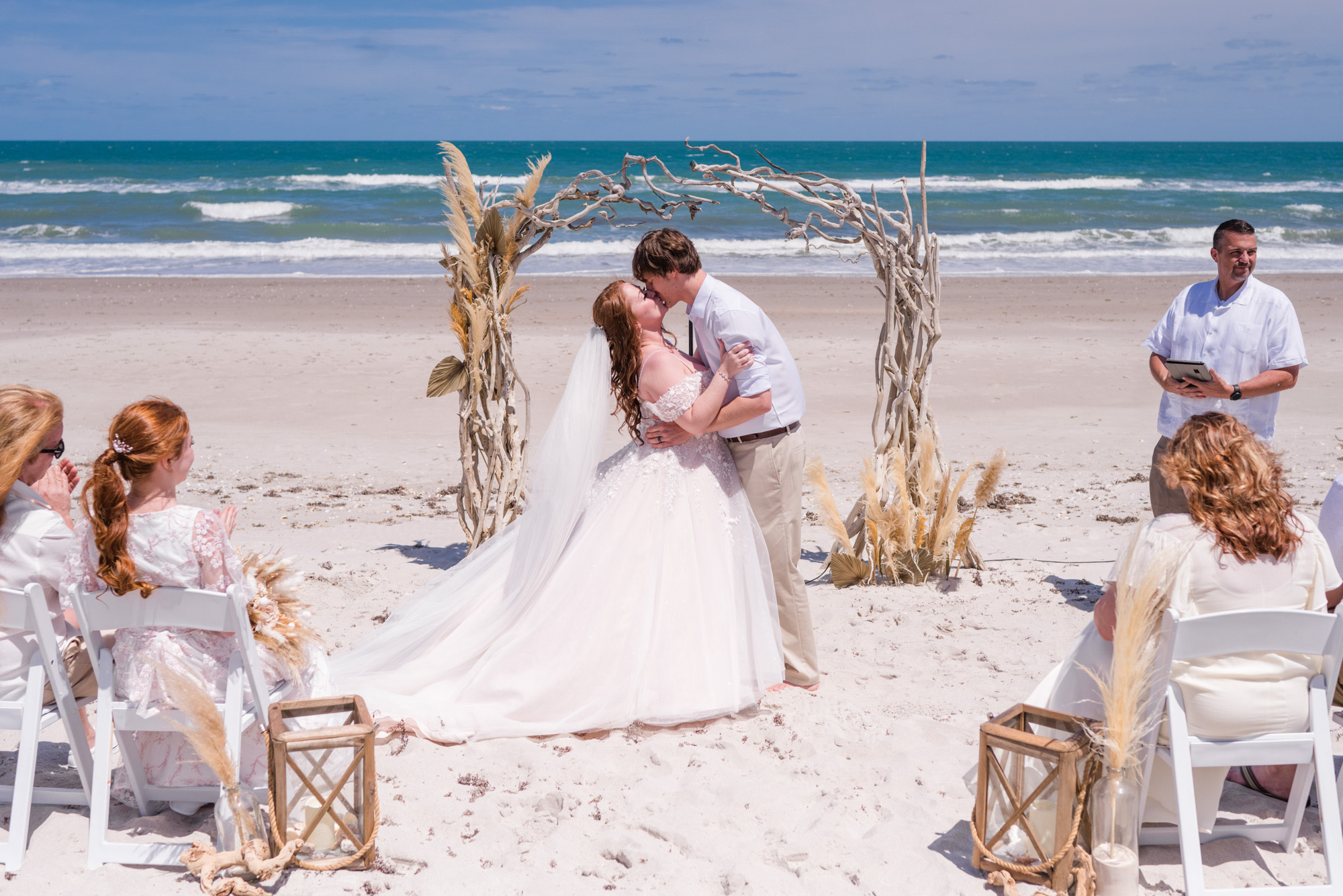 couple kissing under the arch at Harbour House Oceanfront